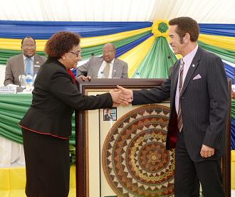 SADC Executive Secretary presenting the gift from the Secretariat to the Chairperson